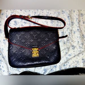 Louis Vuitton Pochette Métis in Navy/red